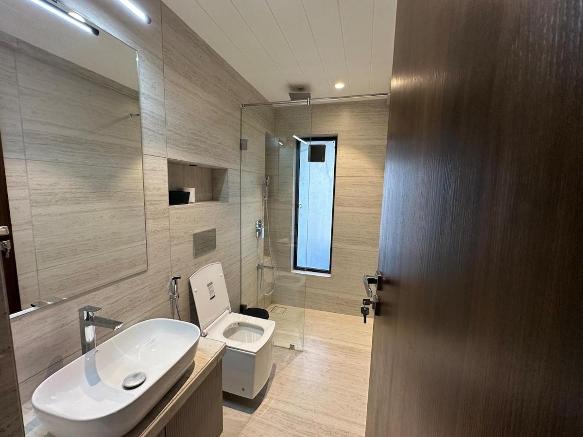 Luxurious 2 Bhk & Workspace On Juhu Tara Road Bombaj