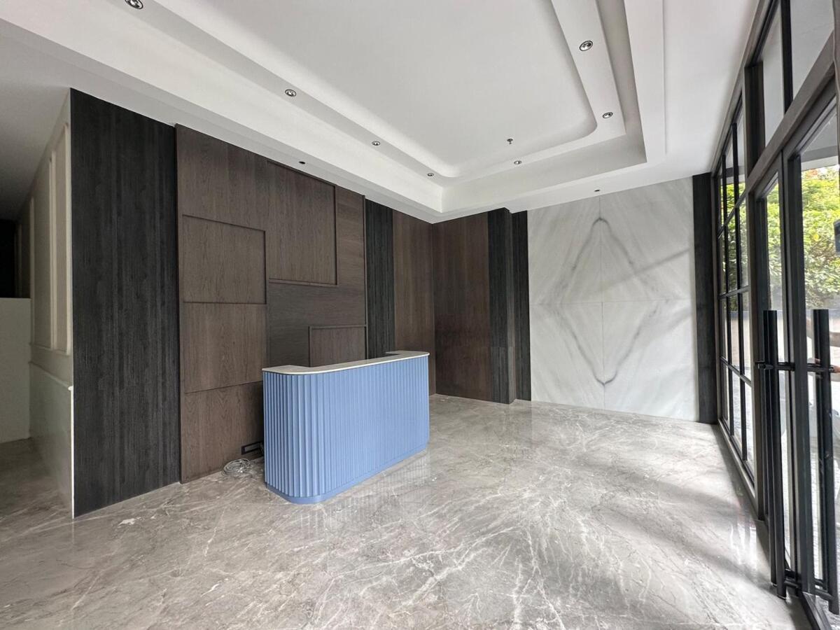 Luxurious 2 Bhk & Workspace On Juhu Tara Road Bombaj