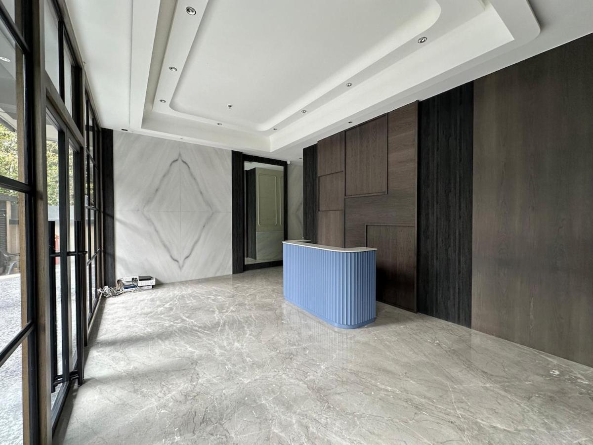 Luxurious 2 Bhk & Workspace On Juhu Tara Road Apartament